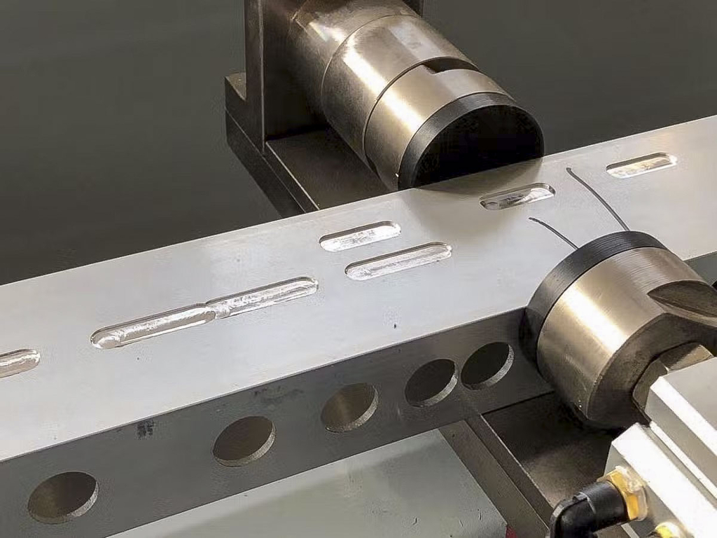 3-осевой сверлильно-фрезерный станок SKX3-CNC-3000 с ЧПУ для обработки алюминиевого профиля — фото 3